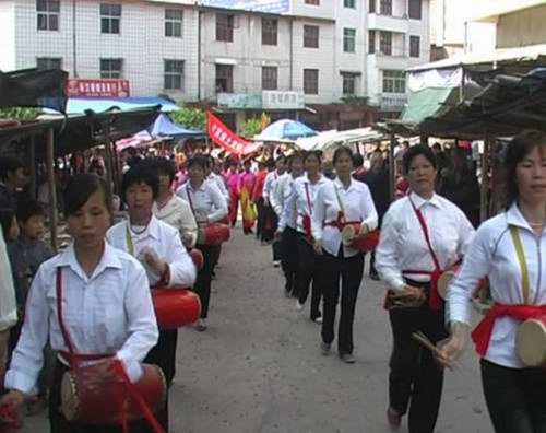 淮土鄉(xiāng)農(nóng)民文藝踩街慶“五一”