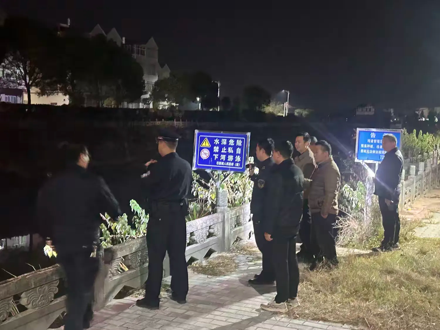 石壁鎮:夜間巡河“不打烊” 筑牢河道“安全線”