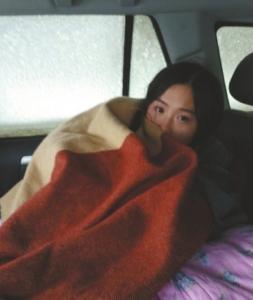 被困車中，男朋友給她拍的照片。