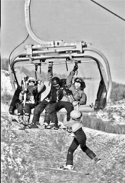  第一段視頻拍到孩子墜落前抓住同伴的腿