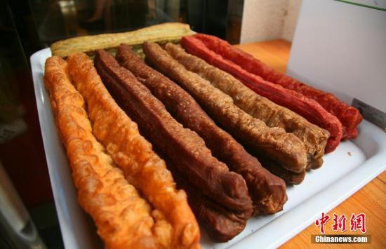 店家制作的彩色油條。中新社發 李晨韻 攝