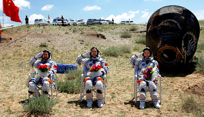 2012年06月29日 景海鵬 劉旺 劉洋 在四子王旗著陸場返回出艙 攝影:楊穎