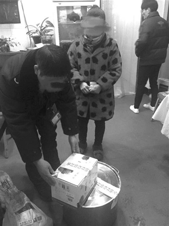 民警對小飯店的湯底和調料包進行封檢。 都市快報 圖