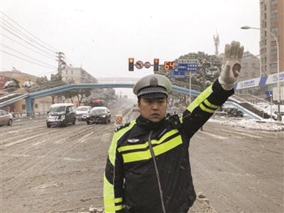  還沒出院就上崗的交警于祥。