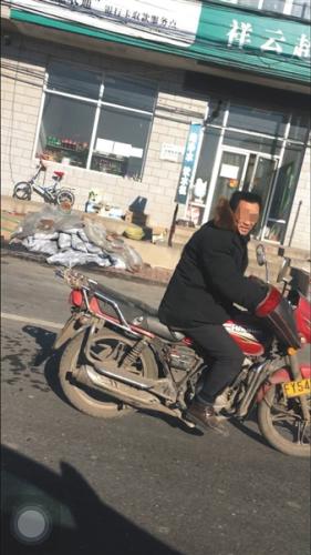 朱振彪手機視頻中，交通事故后駕車離開的張永煥。視頻截圖