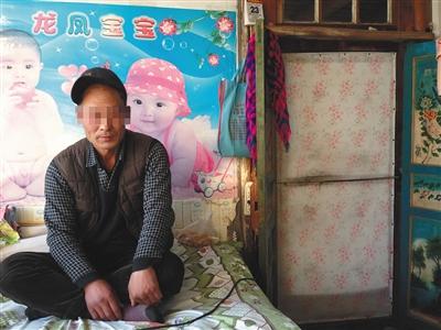 張雨來是交通事故中的傷者。車禍后，他的腿瘸了，頭一直疼。新京報記者 李興麗 攝