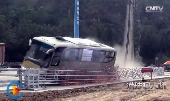 2018年10月23日，港珠澳大橋正式開通，該橋的防護欄可以承受大巴車100公里時速撞擊。測試視頻顯示，撞擊角度應為20度角。 ? 圖片來源 央視視頻截圖