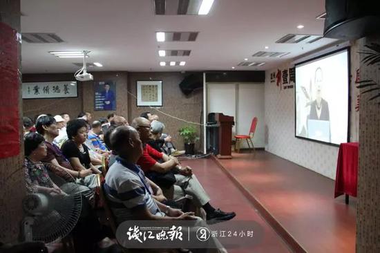 執(zhí)法人員現(xiàn)場突擊時仍有多名老人在聽講座