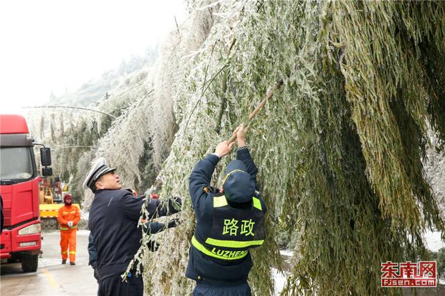 福建省多地道路出現(xiàn)積雪結(jié)冰 多部門(mén)除雪化冰