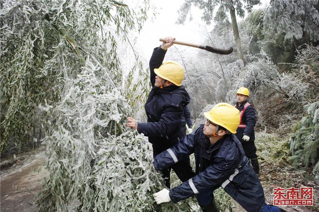 福建省多地道路出現(xiàn)積雪結(jié)冰 多部門(mén)除雪化冰