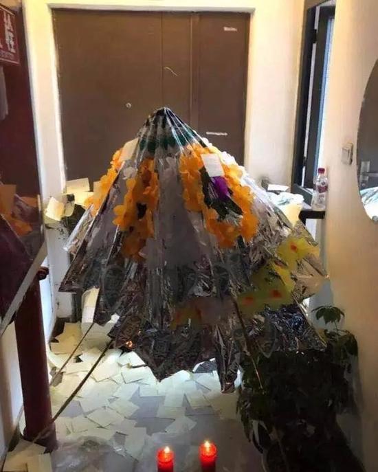 何興麗的住址被公布，有人送來了花圈。