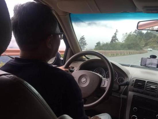 孟林正在開車。受訪者供圖