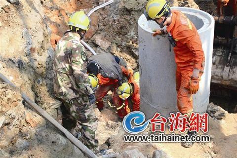 工地基坑塌方 消防官兵徒手清理泥土半小時救出工人