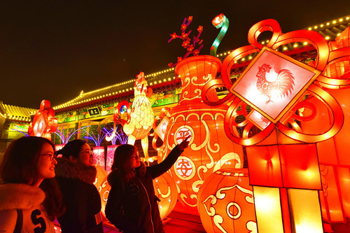 資料圖片：2017年1月31日，游客在河北定州州署崇文街迎春燈展上觀賞花燈。新華社記者 朱旭東 攝