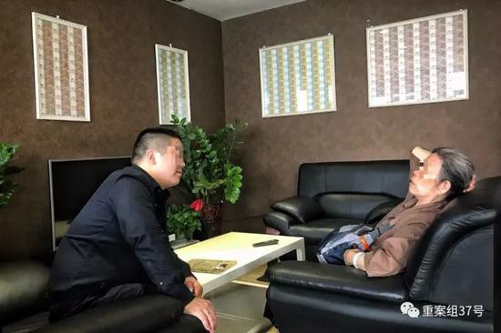 ▲去年9月7日，SOHO現(xiàn)代城內(nèi)一家收藏品公司的工作人員向一位老人推薦紀(jì)念幣套裝，房間的墻上也貼滿了各國的錢幣樣板。&nbsp;&nbsp;&nbsp;&nbsp;新京報(bào)記者 彭子洋 攝