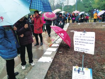 大爺大媽穿梭在相親角內，摩肩接踵。