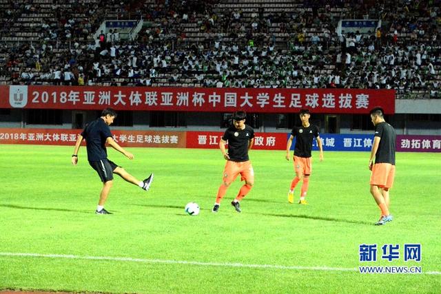 福建晉江：12支國(guó)內(nèi)高校足球隊(duì)角逐綠茵場(chǎng)【組圖】