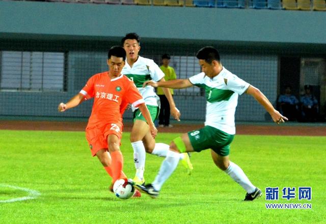 福建晉江：12支國(guó)內(nèi)高校足球隊(duì)角逐綠茵場(chǎng)【組圖】