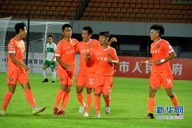 福建晉江：12支國(guó)內(nèi)高校足球隊(duì)角逐綠茵場(chǎng)【組圖】