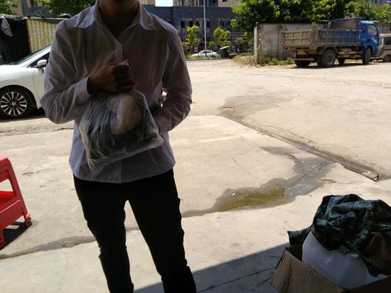 李春蘭在夏天的常規打扮，以及那個一直被她抱在手里的塑料袋。