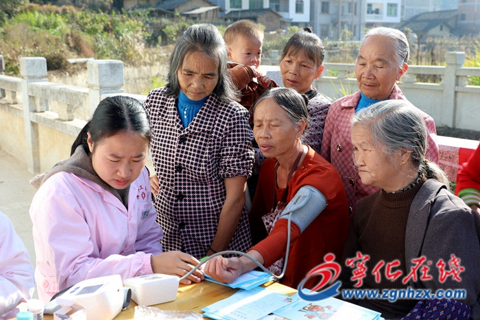 寧化：志愿服務(wù)關(guān)愛(ài)老人