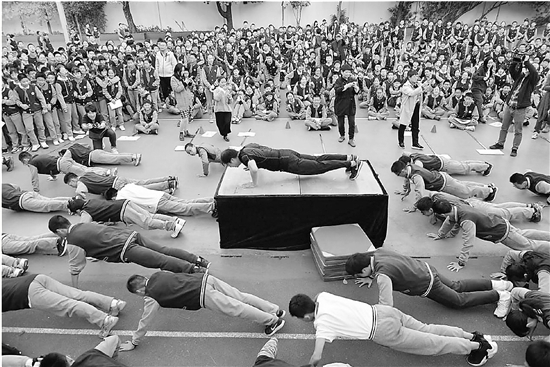 學生下戰書，校長回應“不服來戰”