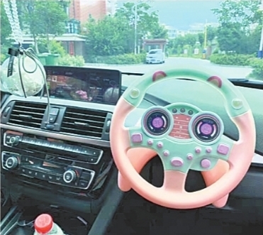 副駕駛裝玩具方向盤 網(wǎng)友:這種廣告豈能播