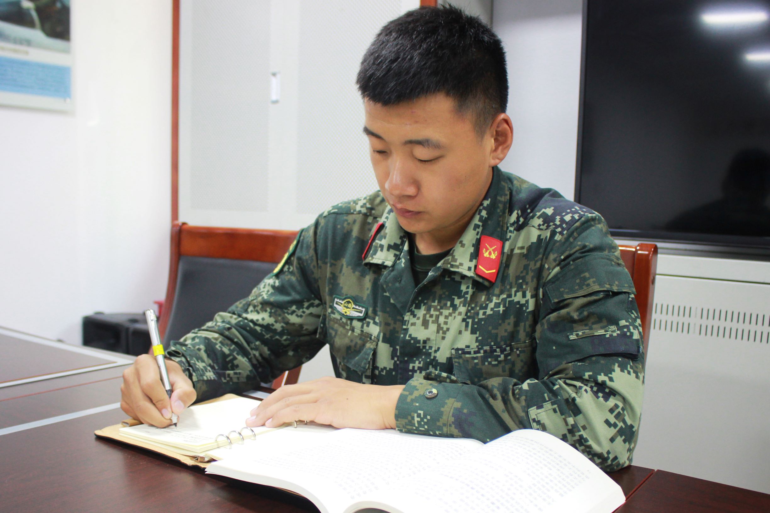 圖8:兄弟倆認(rèn)真學(xué)習(xí) 董光陽(yáng)攝影。