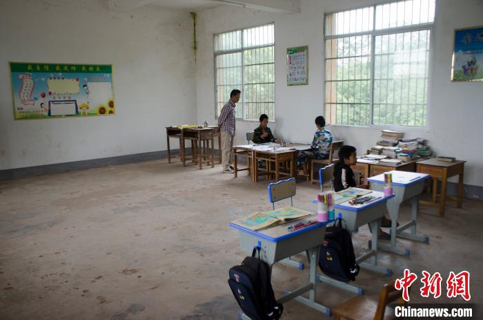 廣西退休教師不舍三名“特殊”學(xué)生 重返深山講臺(tái)