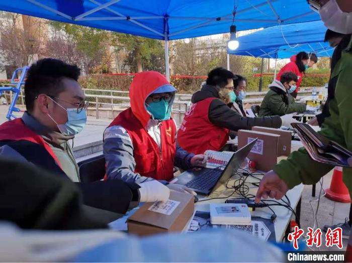 圖為核子華曦醫(yī)學(xué)檢驗實驗室在進行信息采集。受訪者供圖