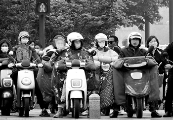 從口罩到頭盔！“蹭熱點”式詐騙專門煽動囤貨焦慮