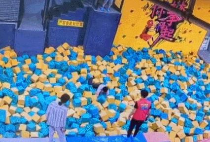 男子蹦床館跳海綿池胸椎骨折 “網(wǎng)紅項目”咋總出事？