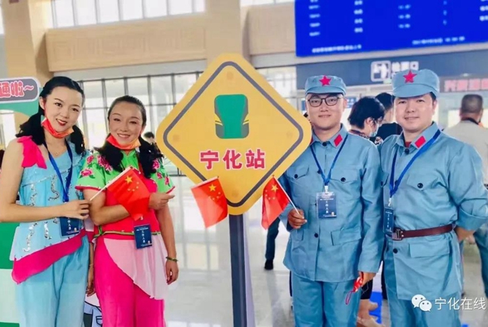 火車首發日,寧化志愿服務上火車,客家山歌一路行!