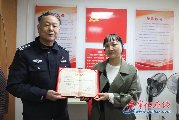 黃曉文：愛心助學(xué)  呵護(hù)“春蕾”