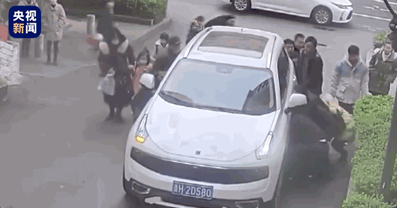 暖心一幕 男孩被卷車底 眾人20秒抬車救人