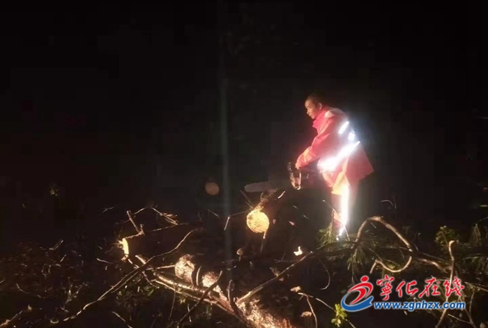 代養(yǎng)路段有險(xiǎn)情,寧化公路人雨夜清障保暢通