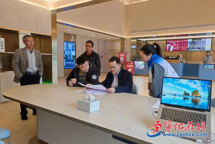 縣領(lǐng)導(dǎo)入戶檢查第五次全國(guó)經(jīng)濟(jì)普查登記工作