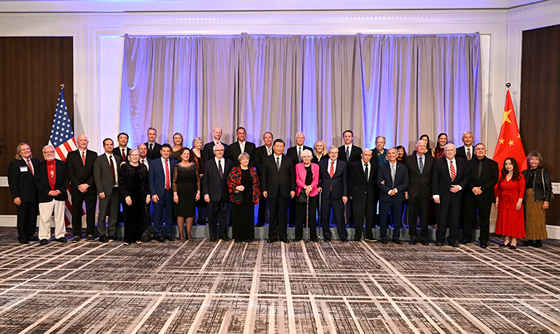 這是美國友好團體聯合歡迎宴會開始前,習近平主席會見飛虎隊和史迪威將軍后人、鼓嶺、艾奧瓦州、華盛頓州等方面友好人士代表,同他們親切交談并合影留念。