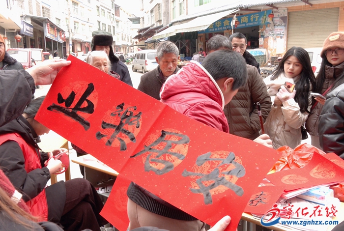 新春走基層 |迎新春送春聯(lián)，濃濃“年味”暖人心