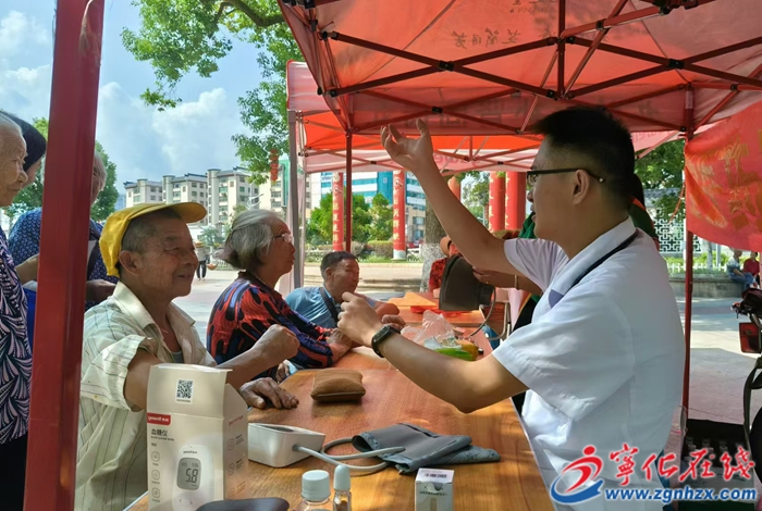 縣總工會開展關愛職工送健康愛心義診活動