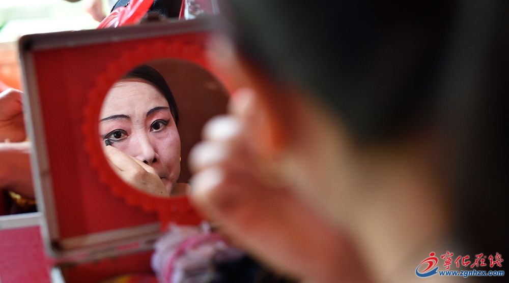 扛起鋤頭種地，放下鋤頭演戲