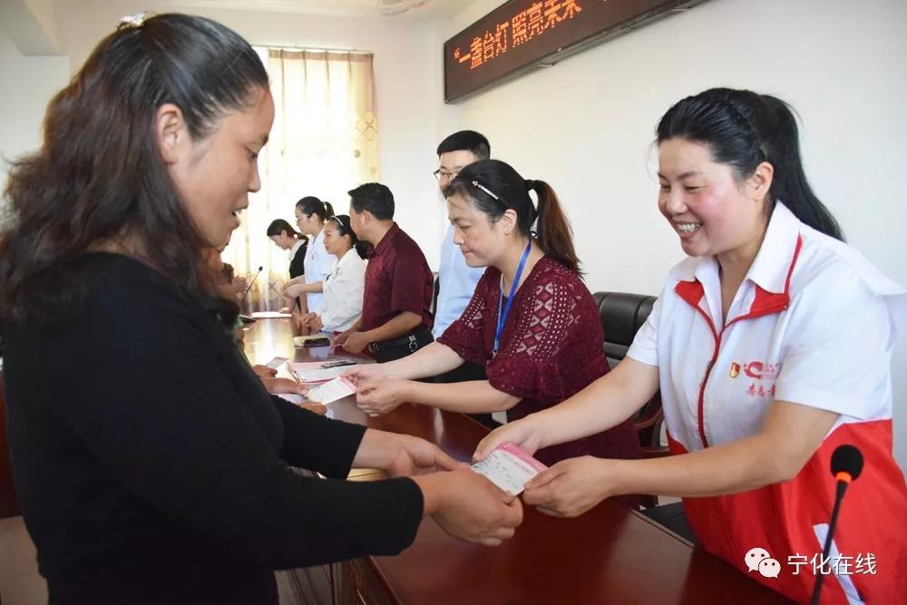 一盞臺(tái)燈，暖了寧化這些孩子和媽媽的心……