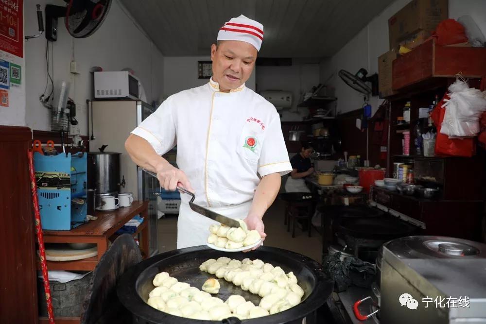 許多寧化人都吃過他做的煎包，但卻未必知道他這些感人故事