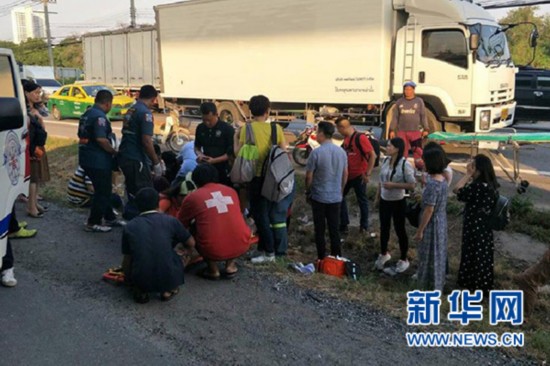 泰國一大客車與貨車追尾致17名中國游客受傷