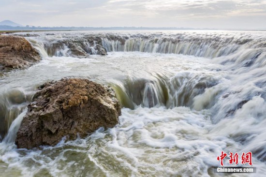 江西鄱陽湖濕地現“瀑布”奇觀